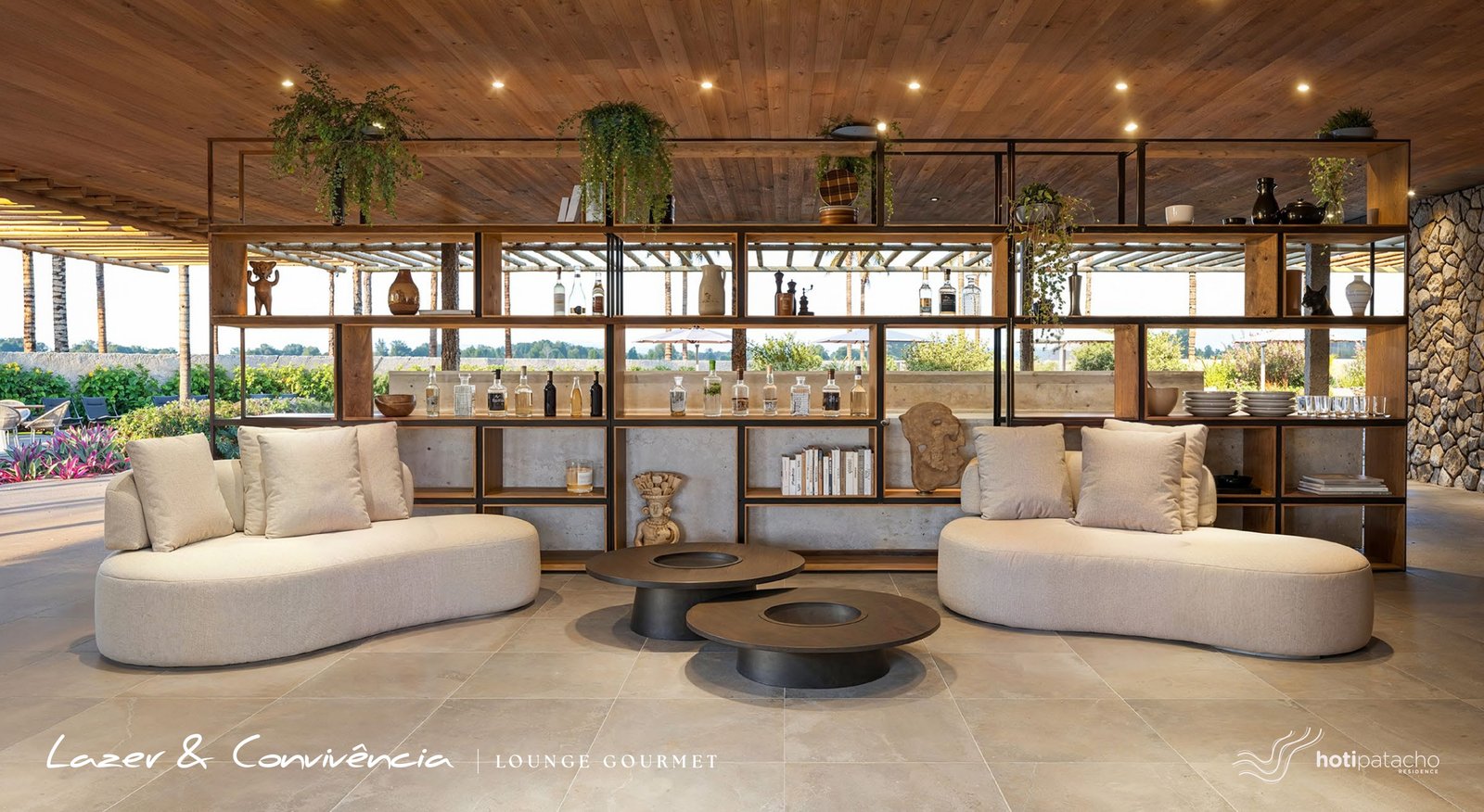 Lounge gourmet do Hoti Patacho Residence com sofás, bar e vista para os jardins