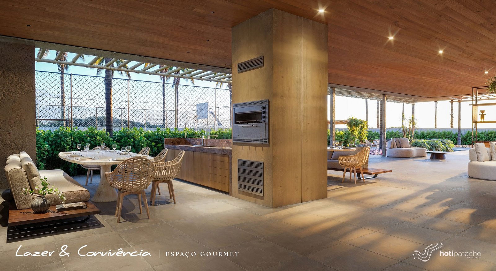 Espaço gourmet coberto do Hoti Patacho Residence com churrasqueira e mesa de jantar