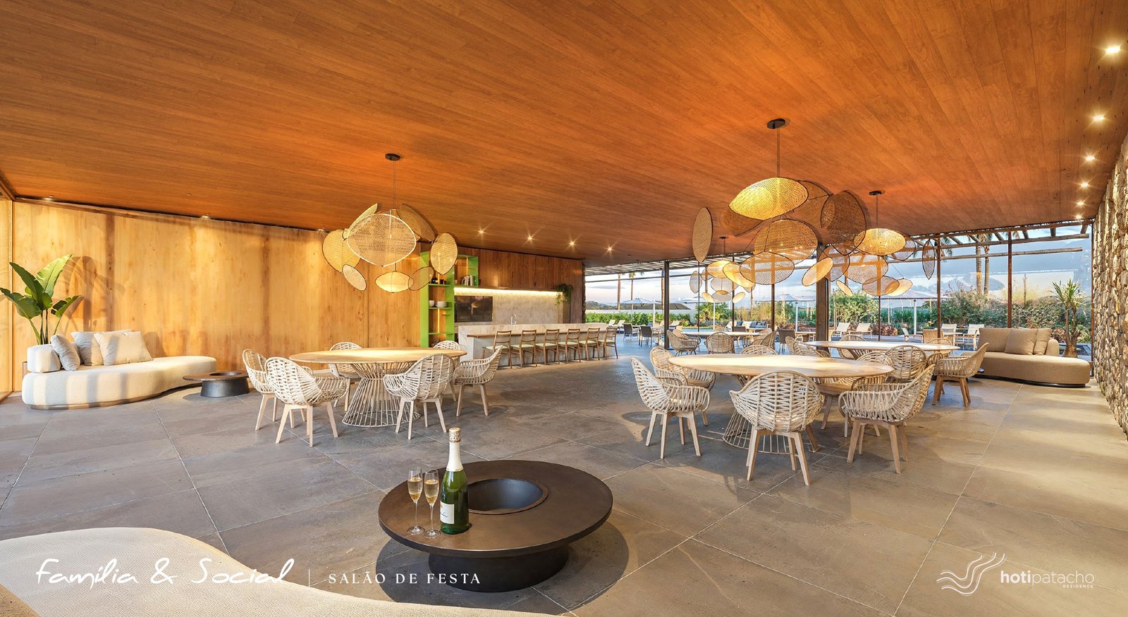 Salão de festas do Hoti Patacho Residence com mesas e cobertura em madeira