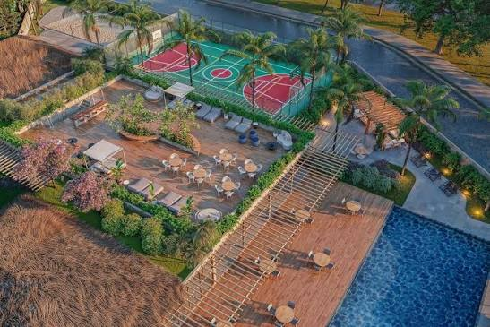 Área de lazer do Hoti Patacho Residence com piscina, quadras esportivas, gazebo e espaço gourmet